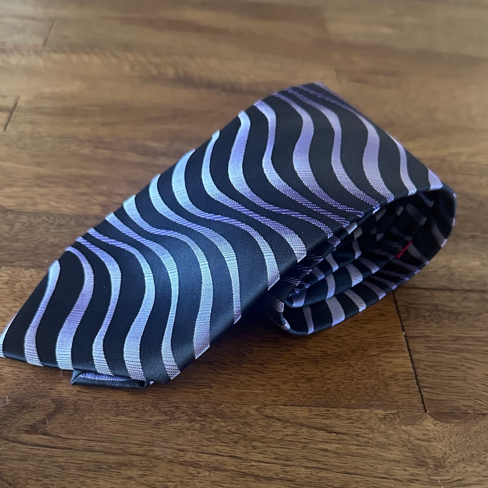 Sophisticated Black and Purple Wave Pattern Tie